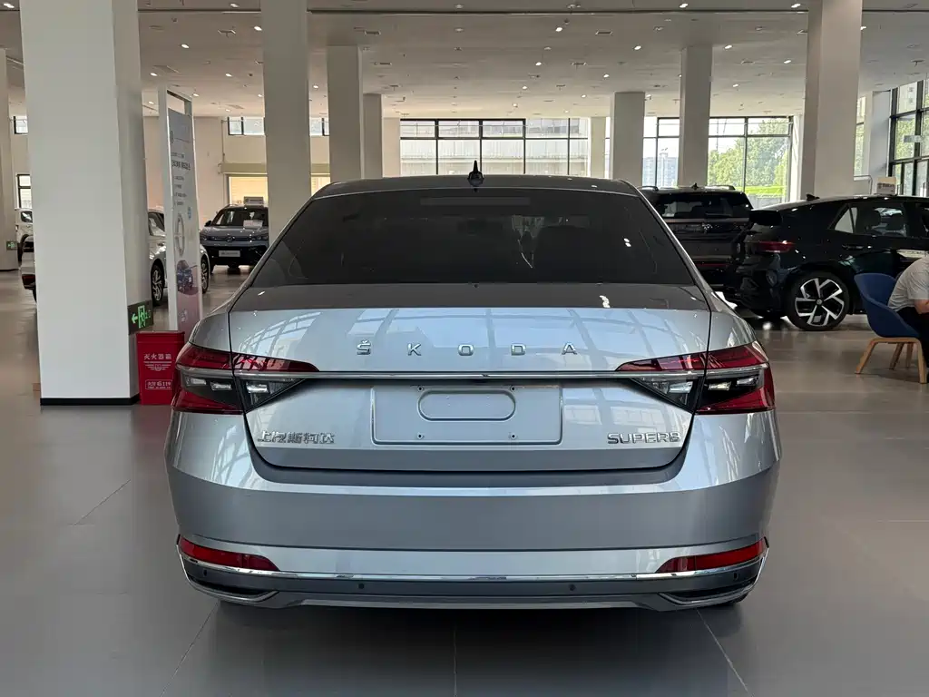 Skoda Superb — миниатюра 8