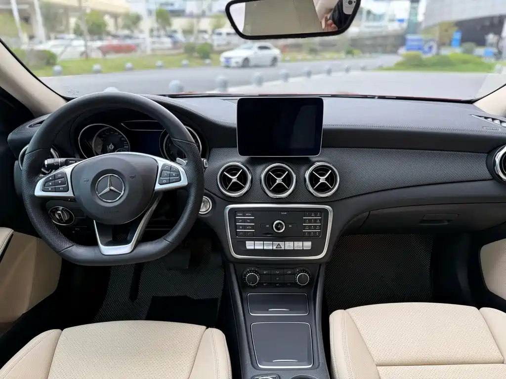 MERCEDES-BENZ GLA