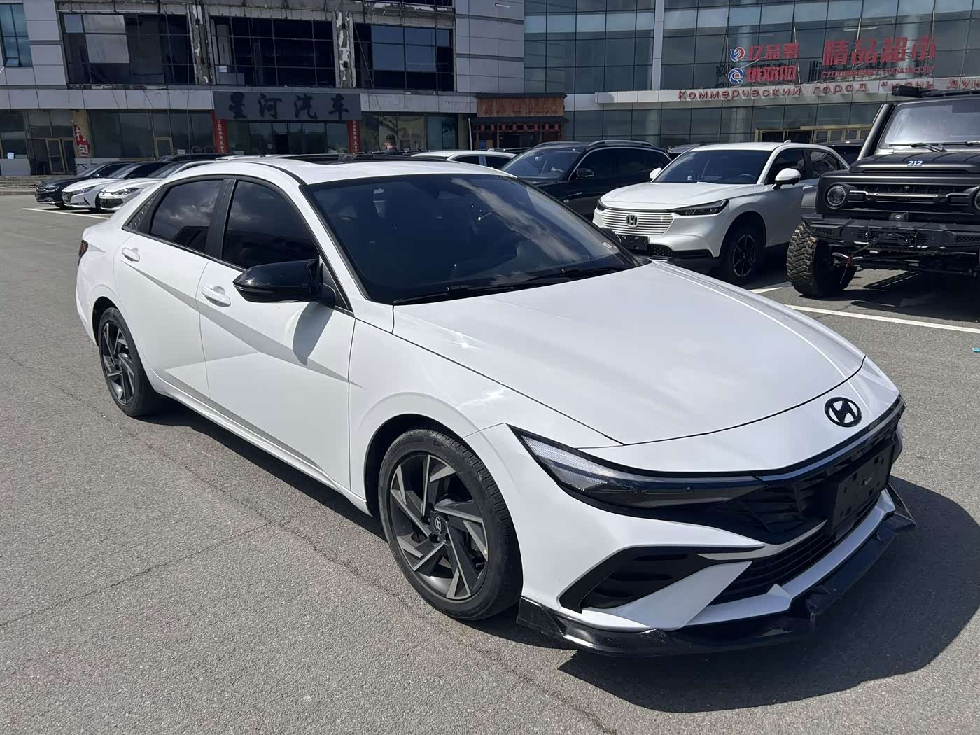 Hyundai Elantra 1.5 л 2023 г. Белый, пробег 47000 км