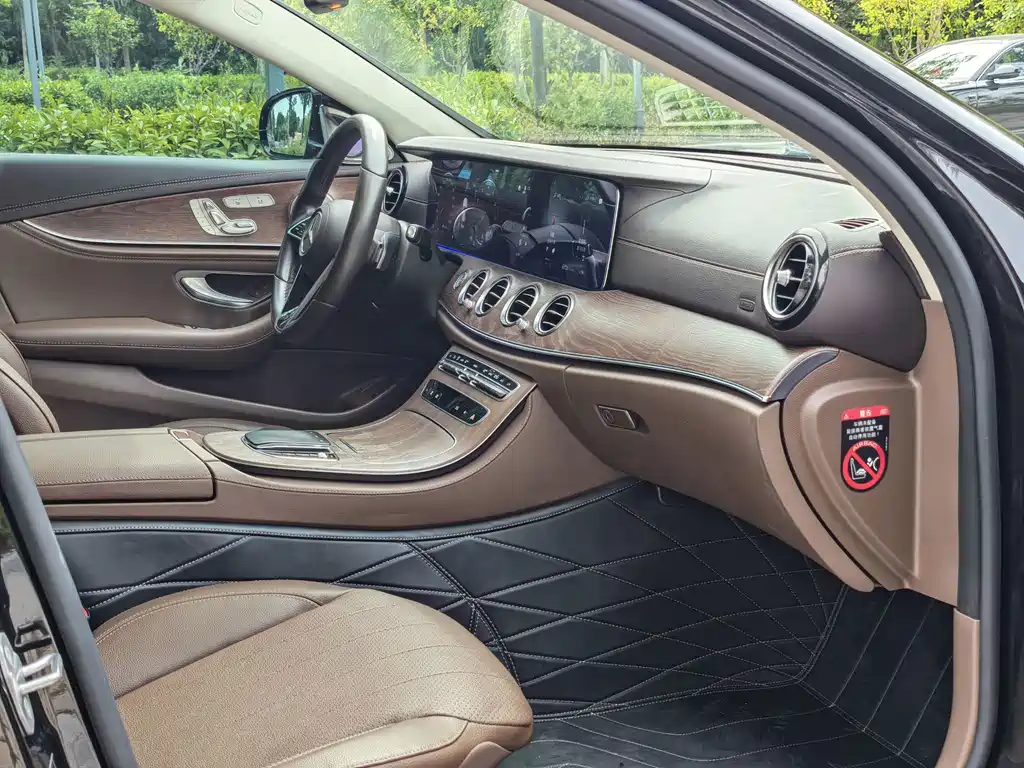 Mercedes-Benz E-Class — миниатюра 11