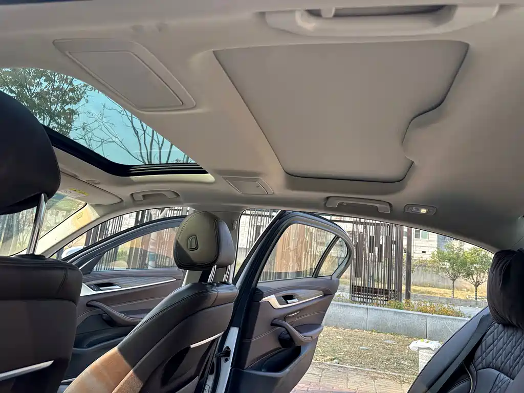 BMW 5 Series New Energy — миниатюра 11