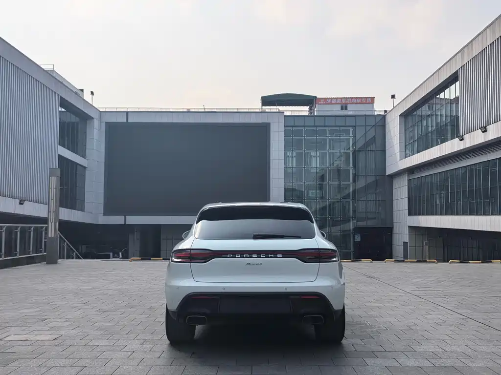 PORSCHE MACAN