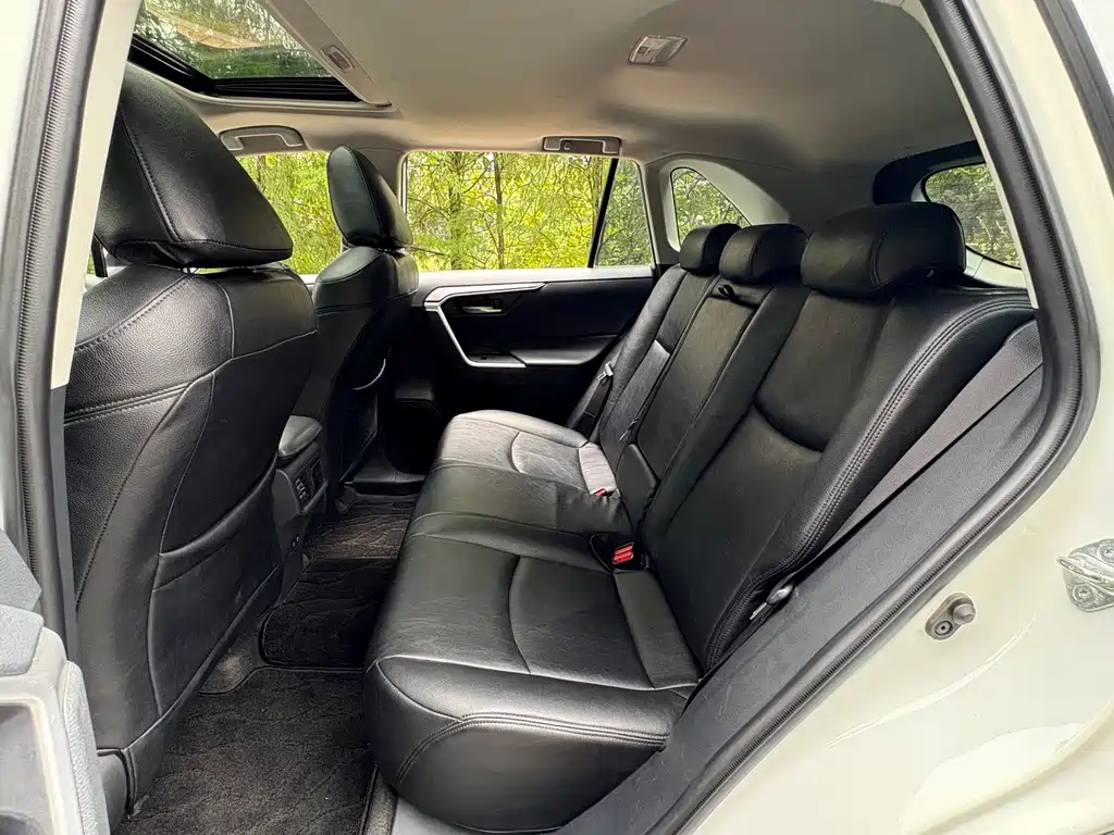 Toyota RAV4 — миниатюра 9