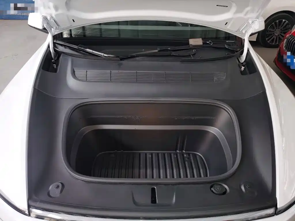 Tesla Model Y — миниатюра 20