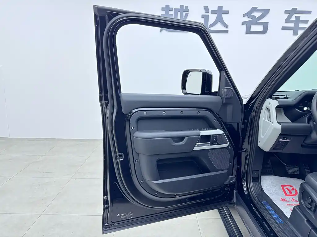 Land Rover Defender — миниатюра 6