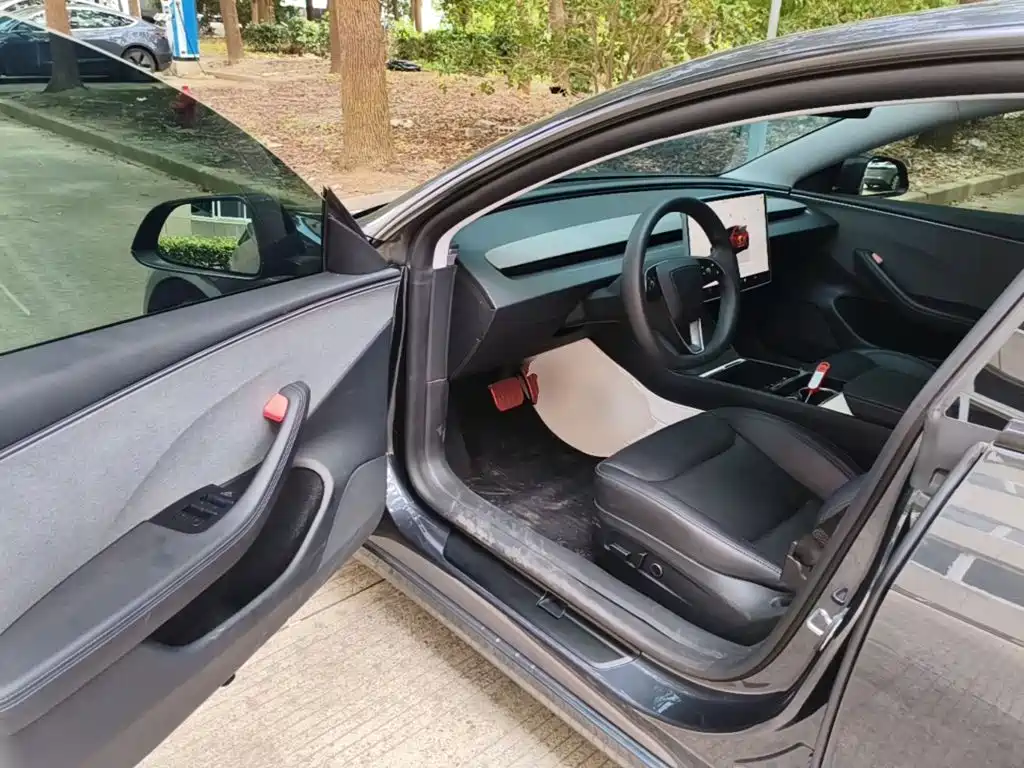 Tesla Model 3 — миниатюра 16