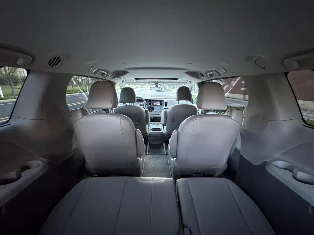 Toyota Sienna — миниатюра 20
