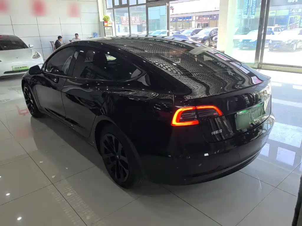 Tesla Model 3 — миниатюра 5