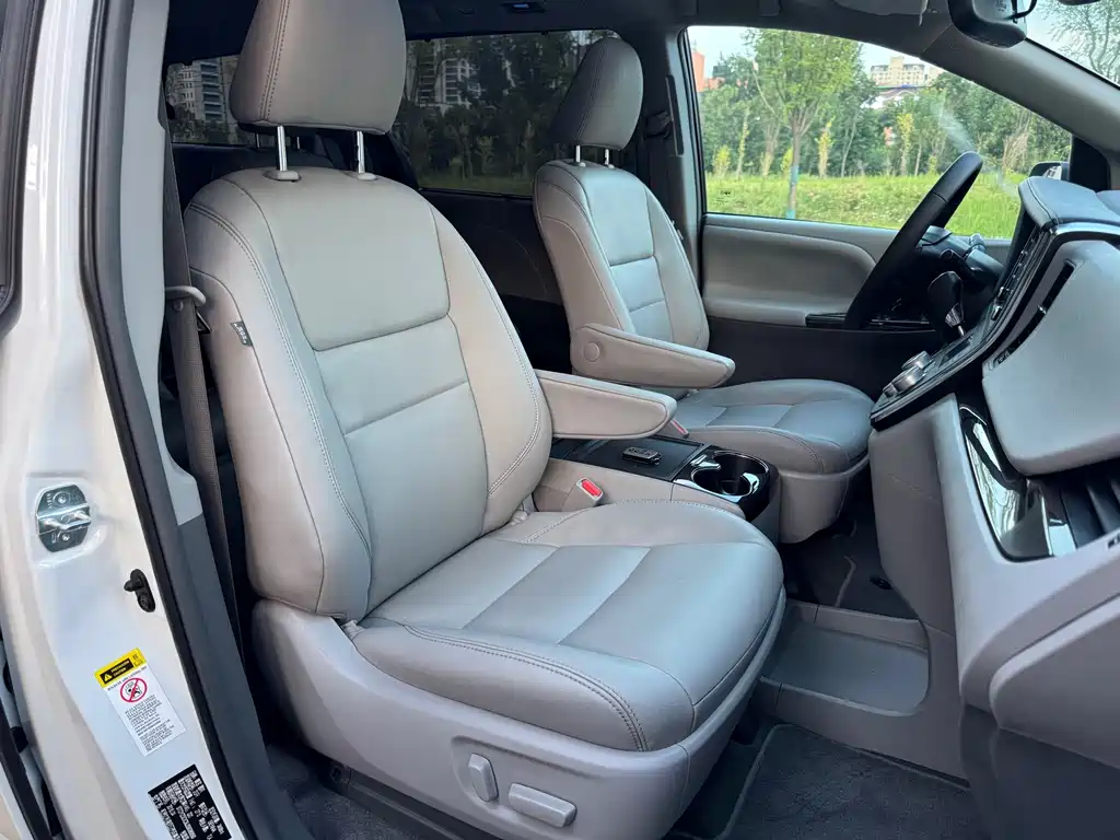 Toyota Sienna — миниатюра 10