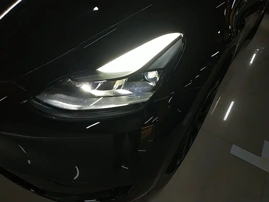 Tesla Model Y — миниатюра 24