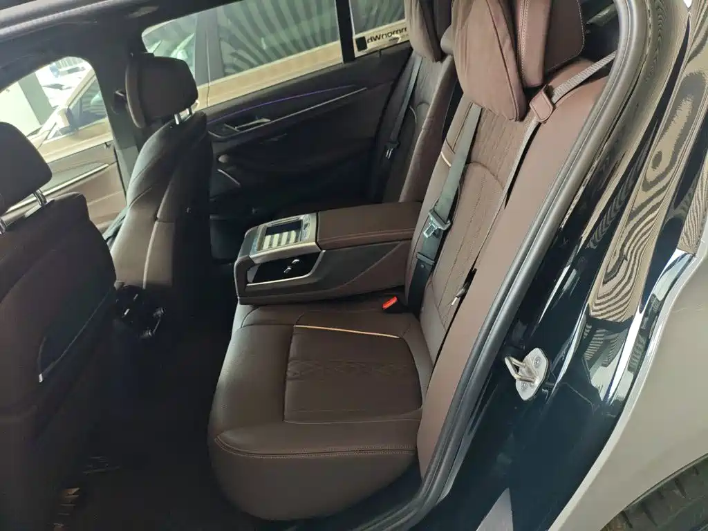 BMW 5 Series — миниатюра 13