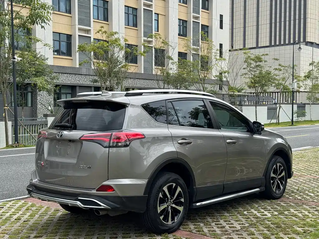 Toyota RAV4 — миниатюра 7