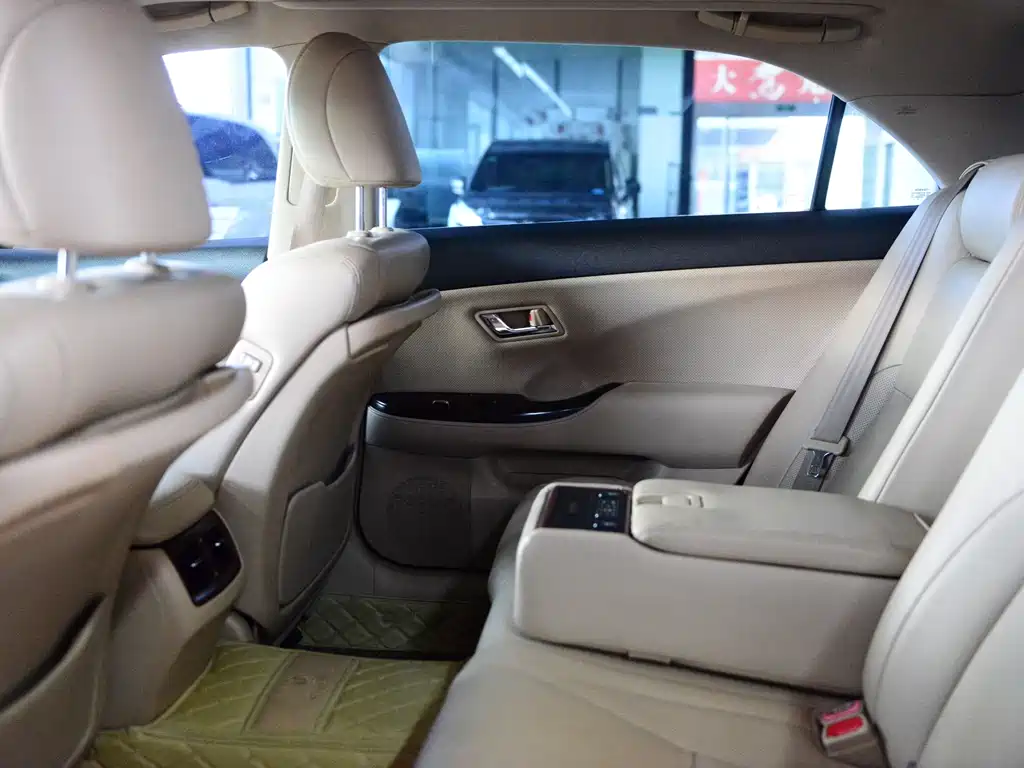 Toyota Crown — миниатюра 8