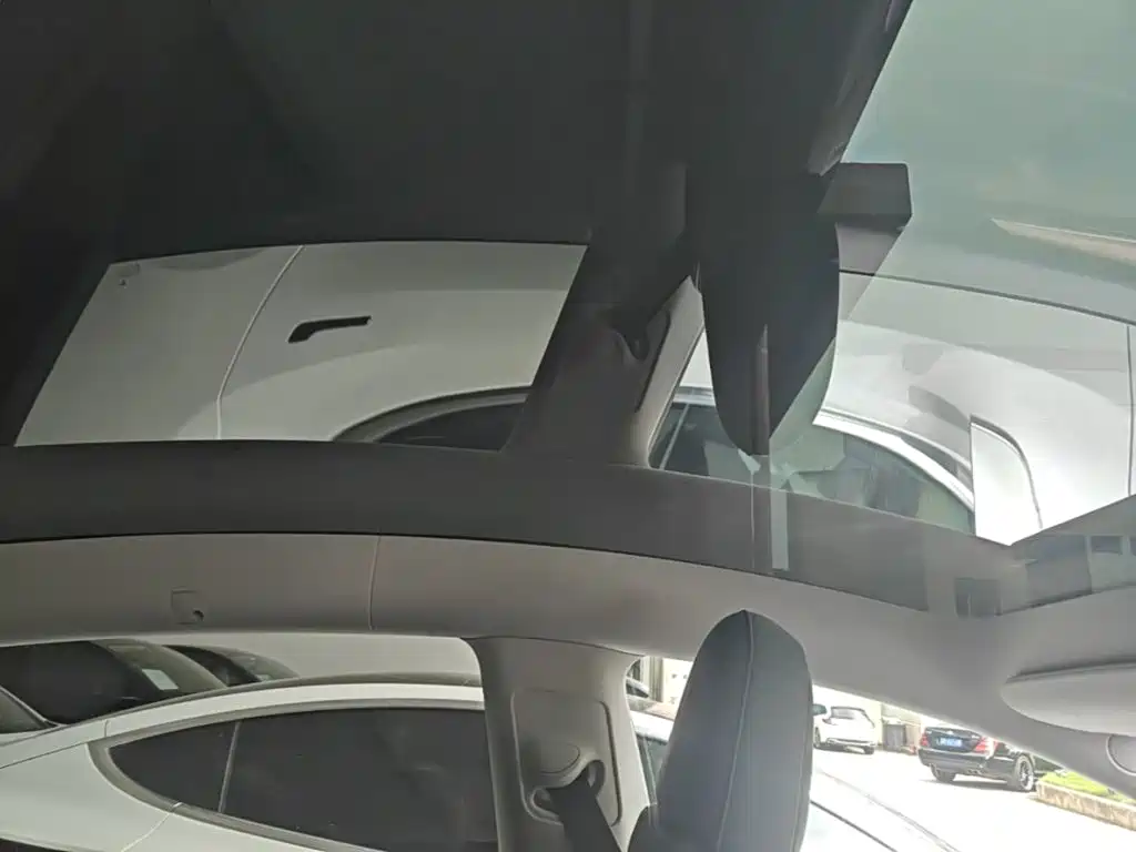 Tesla Model Y — миниатюра 18