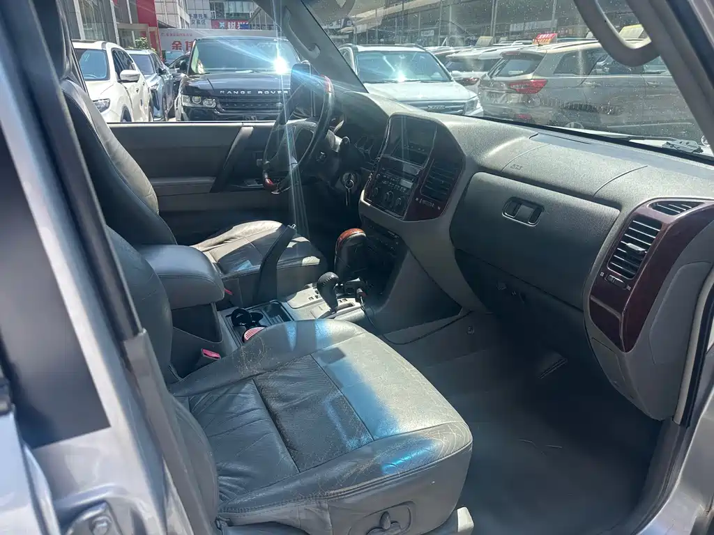 Mitsubishi Pajero — миниатюра 6