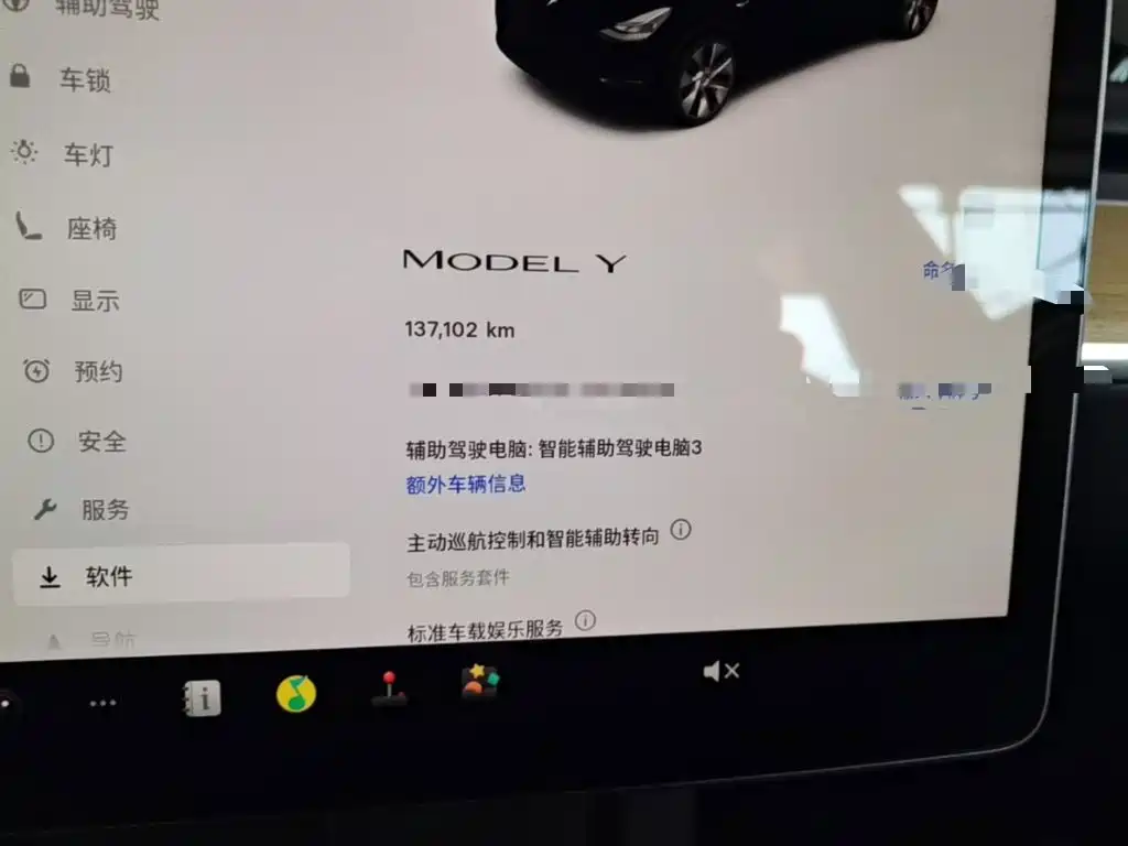 Tesla Model Y — миниатюра 12