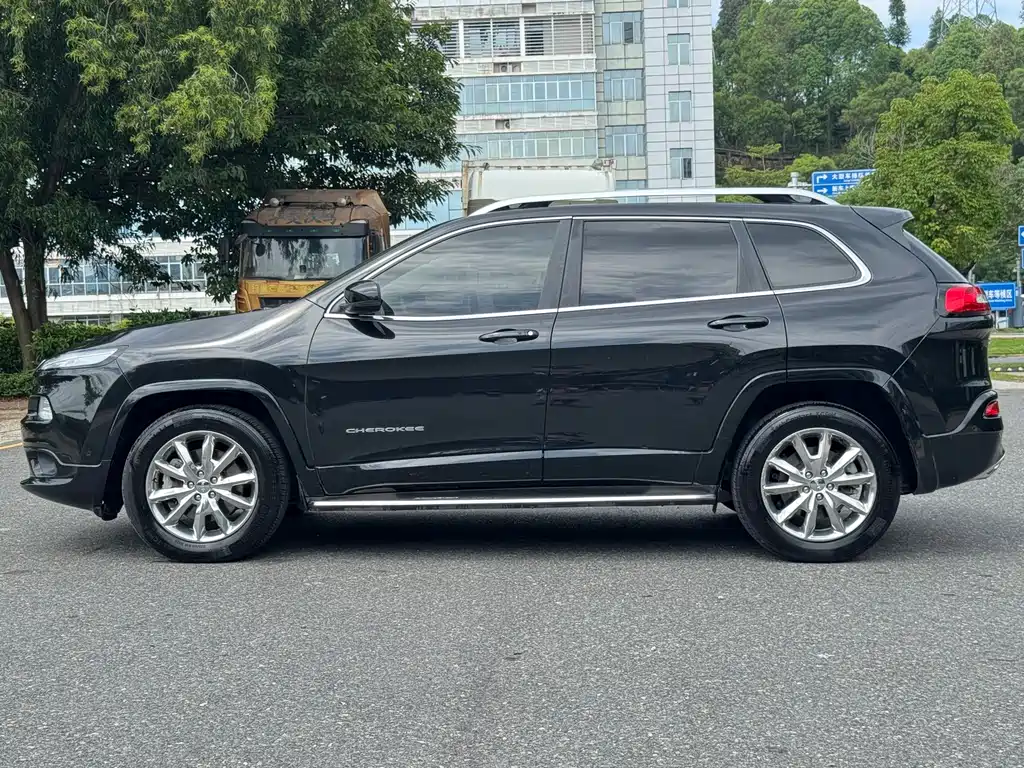 Jeep Cherokee — миниатюра 6