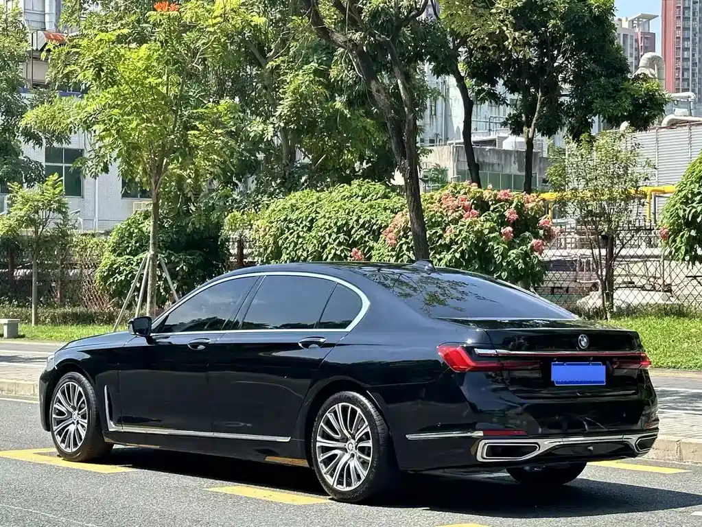 BMW 7 Series — миниатюра 5