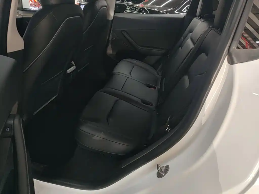 Tesla Model Y — миниатюра 17