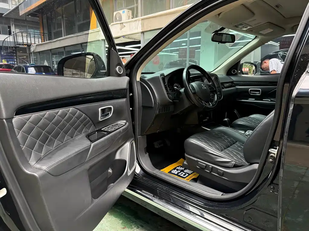 Mitsubishi Outlander — миниатюра 12