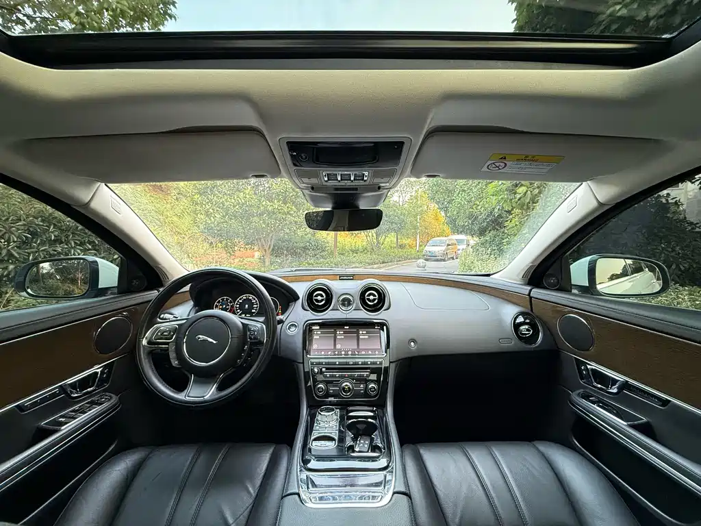 Jaguar XJ — миниатюра 11