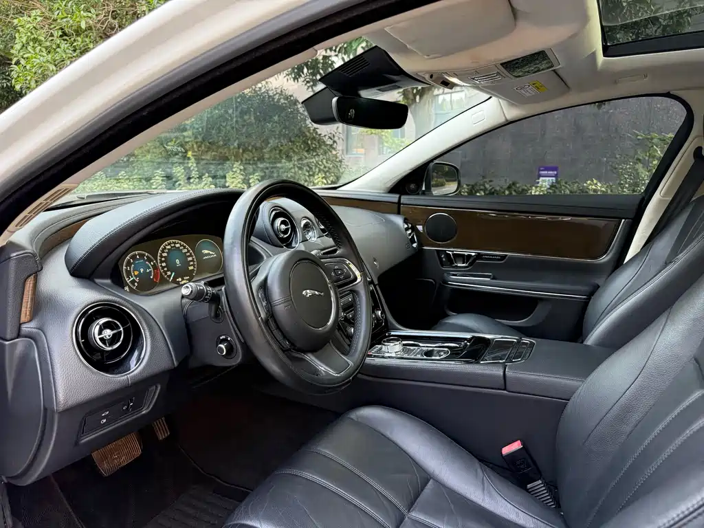 Jaguar XJ — миниатюра 6