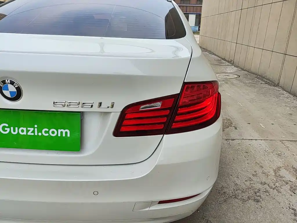 BMW 5 Series — миниатюра 8