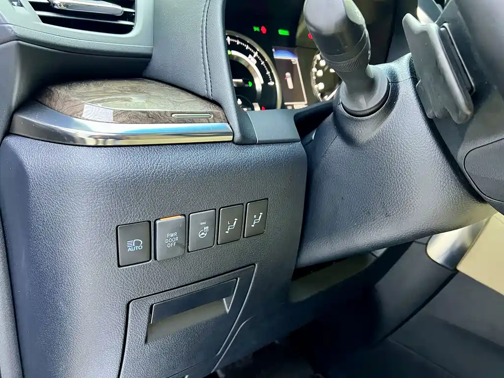 Toyota Alphard — миниатюра 44