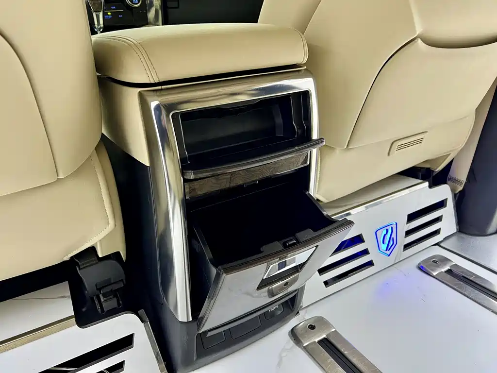 Toyota Alphard — миниатюра 34