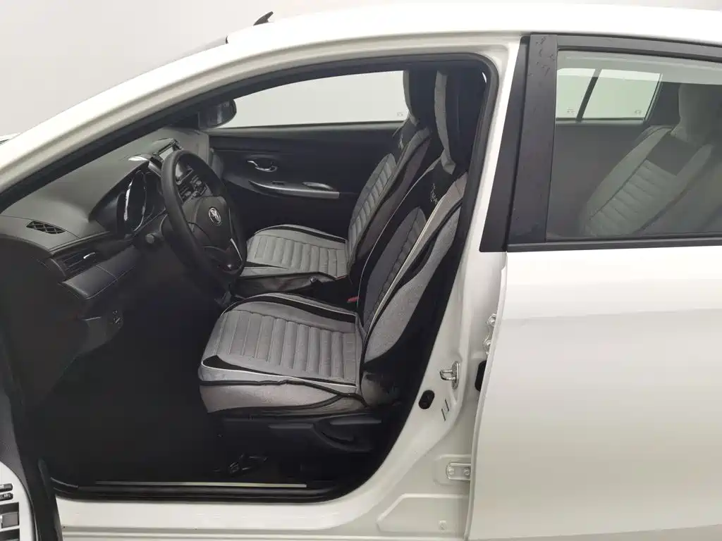 Toyota Yaris L — миниатюра 10