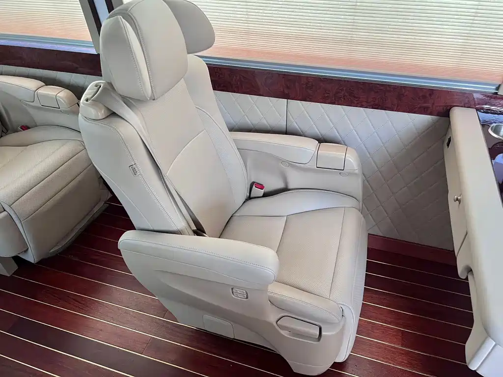 Toyota Coaster — миниатюра 13