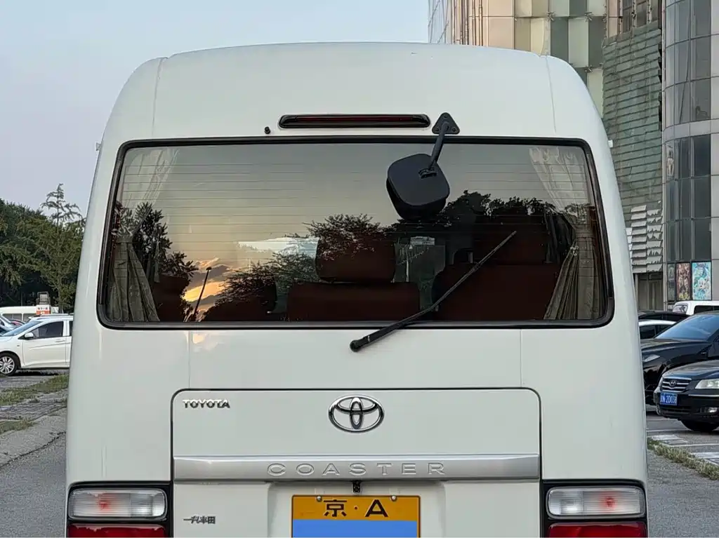 Toyota Coaster — миниатюра 4