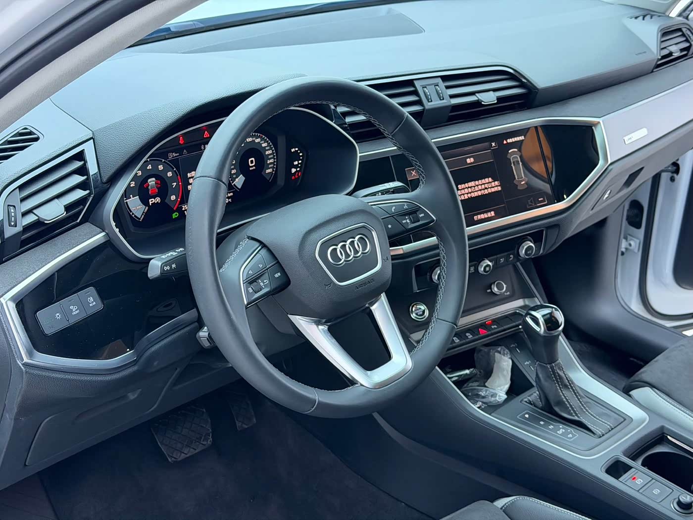 Audi Q3 1.4 л 2023 г. Белый, пробег 25000 км