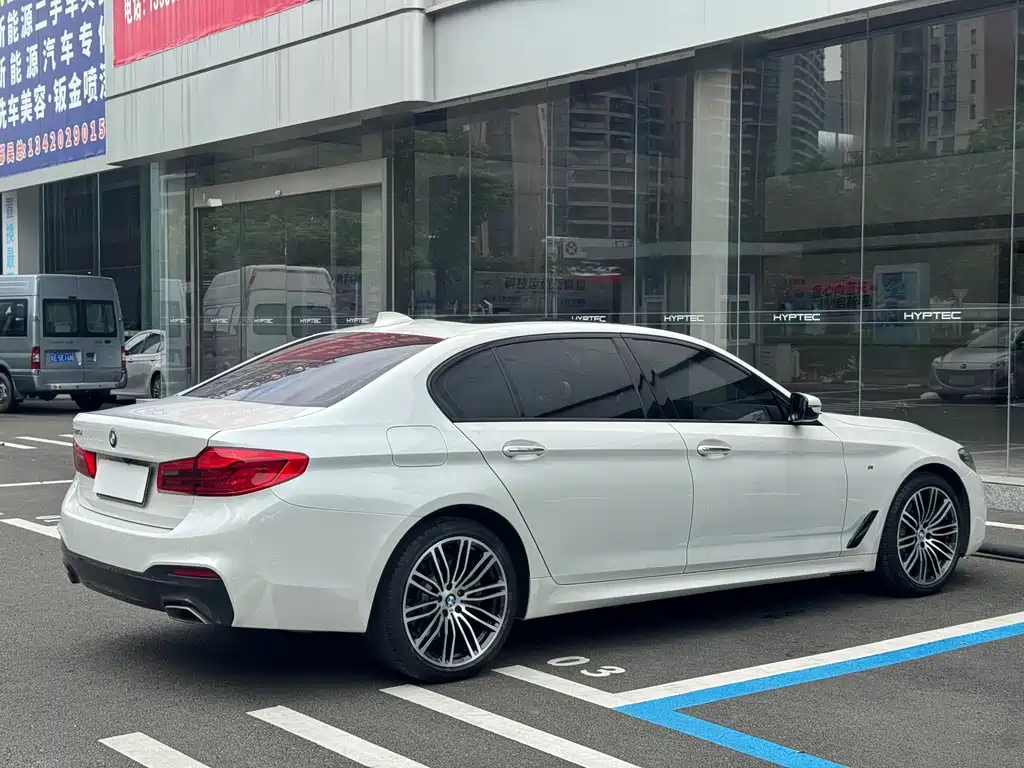 BMW 5 Series — миниатюра 7