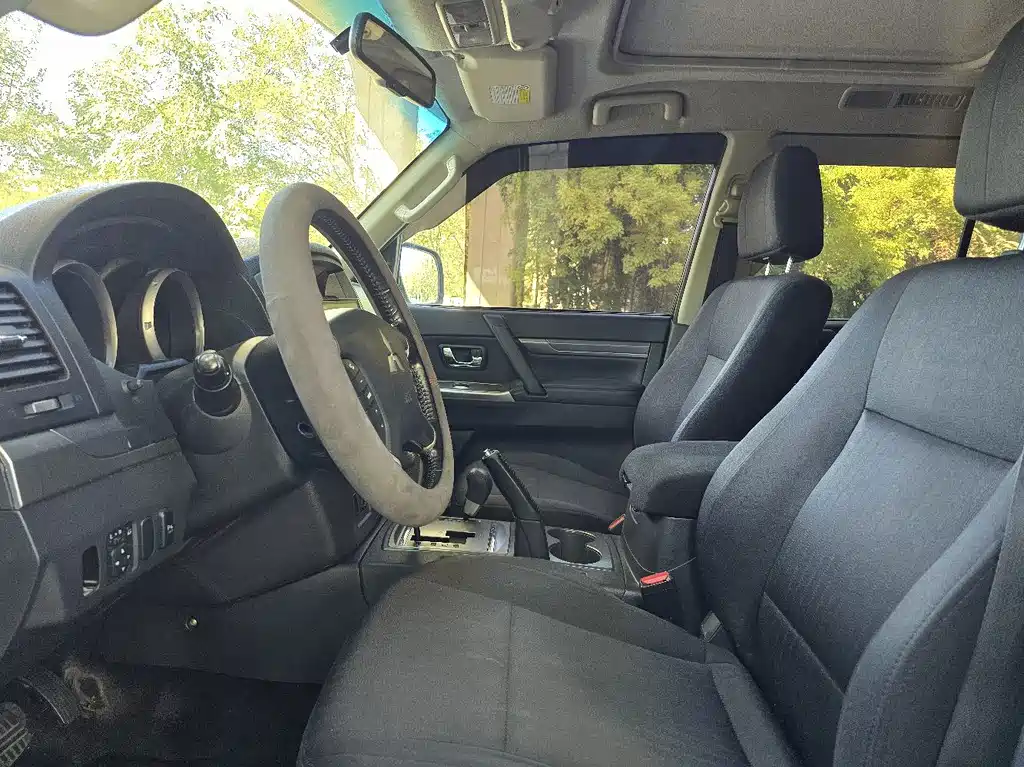 Mitsubishi Pajero (Import) — миниатюра 5