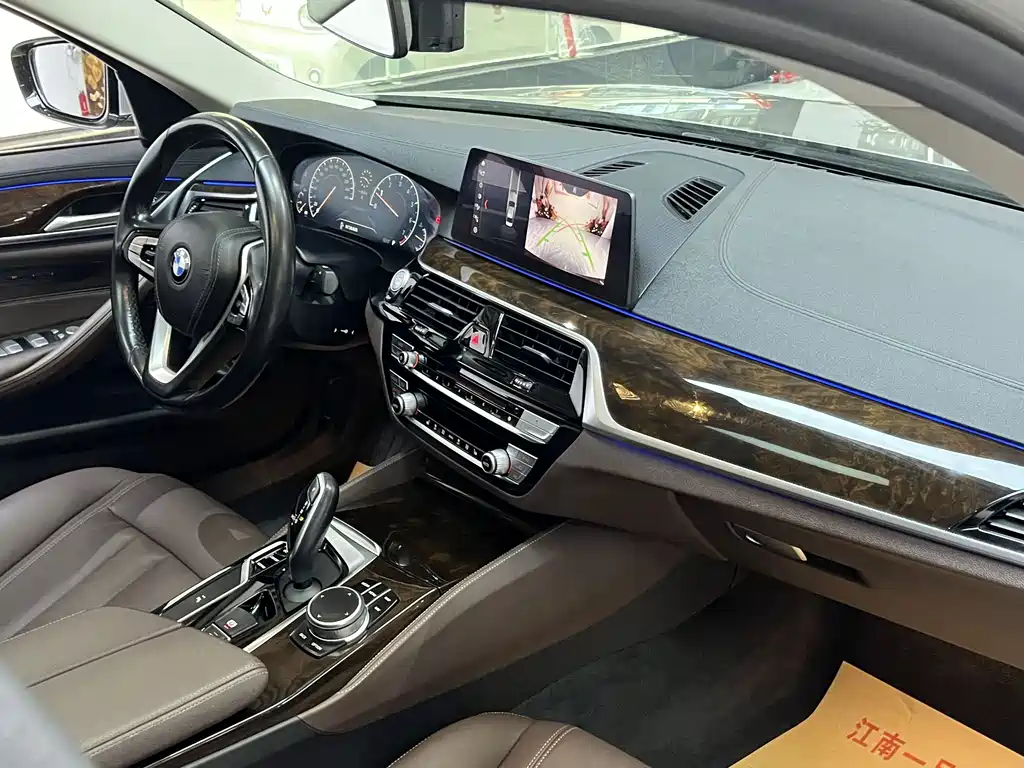 BMW 5 Series — миниатюра 13