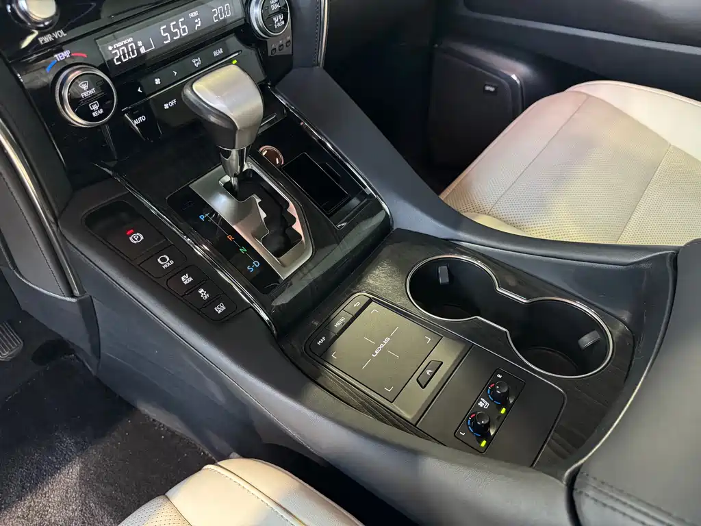 Lexus LM — миниатюра 22