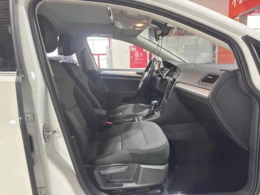Volkswagen Golf EV — миниатюра 9