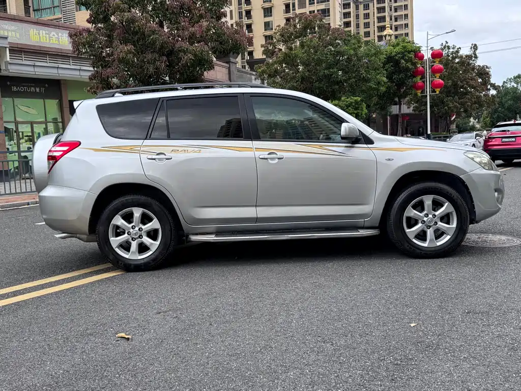 Toyota RAV4 — миниатюра 4