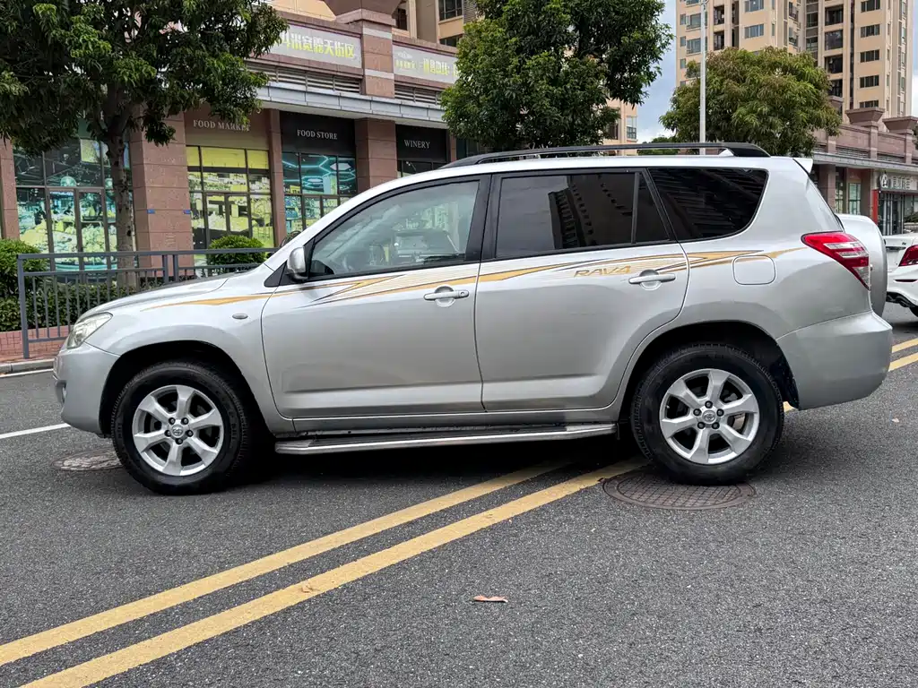 Toyota RAV4 — миниатюра 8