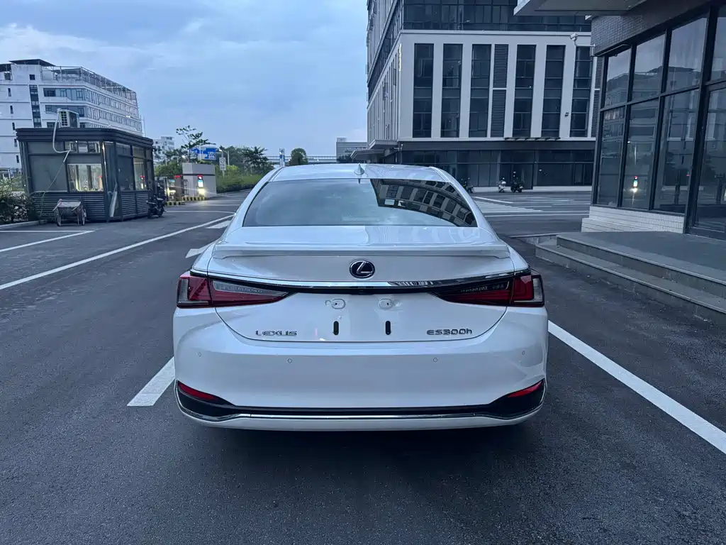Lexus ES — миниатюра 8