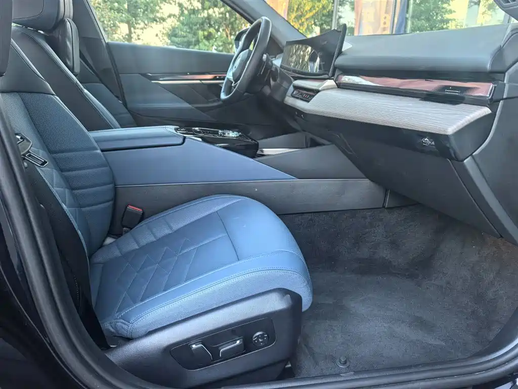 BMW 5 Series — миниатюра 16