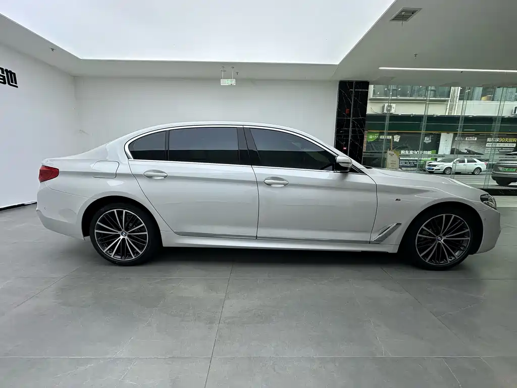 BMW 5 Series — миниатюра 11