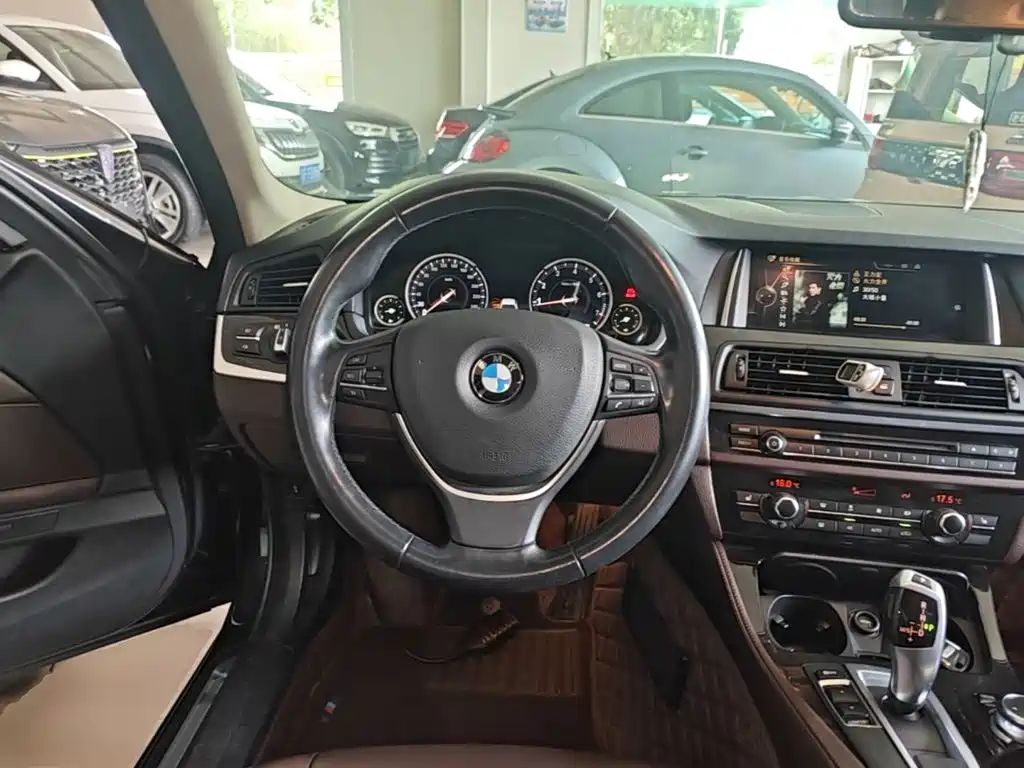 BMW 5 Series — миниатюра 11