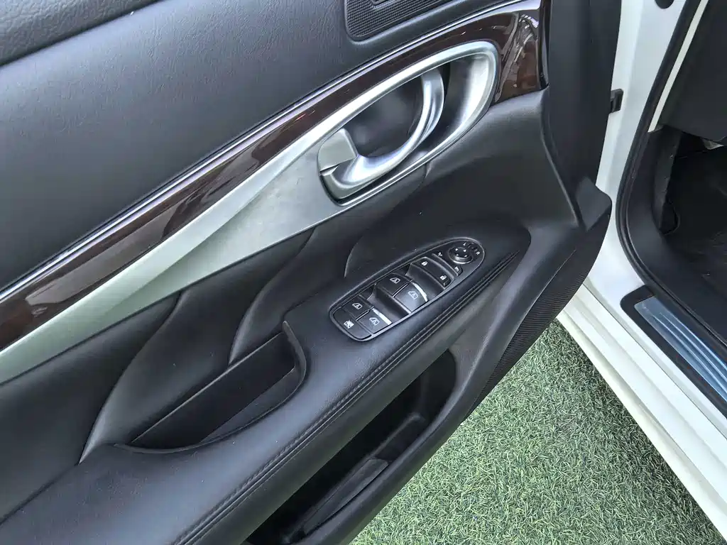 Infiniti Q70 — миниатюра 12