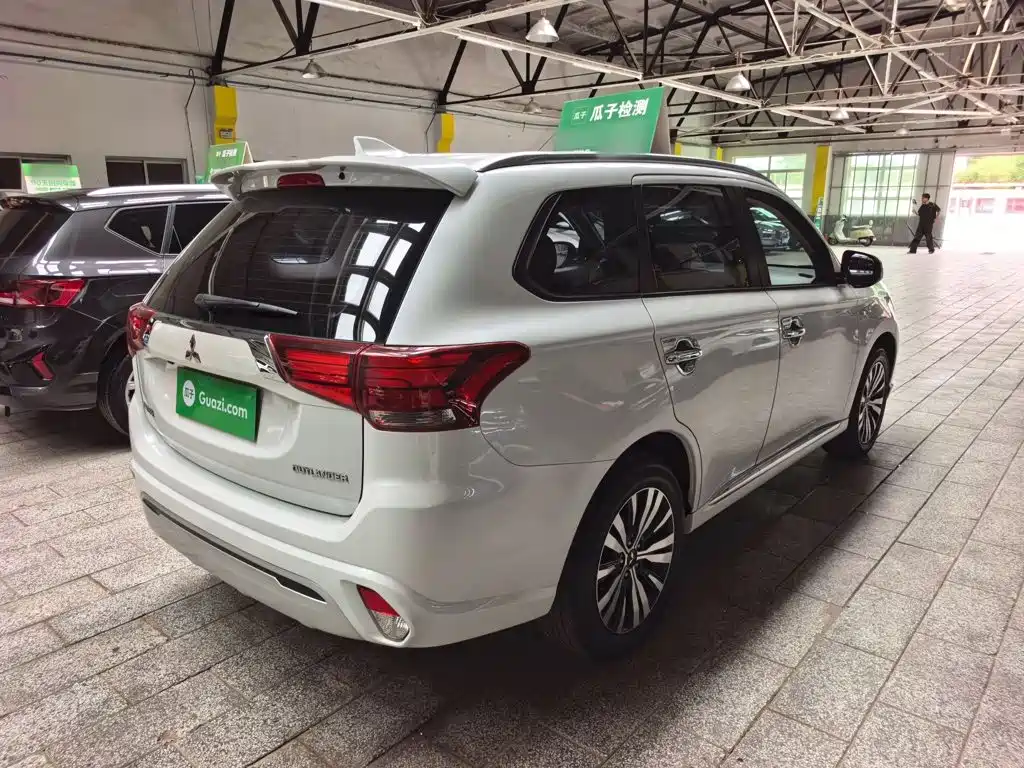 Mitsubishi Outlander — миниатюра 12