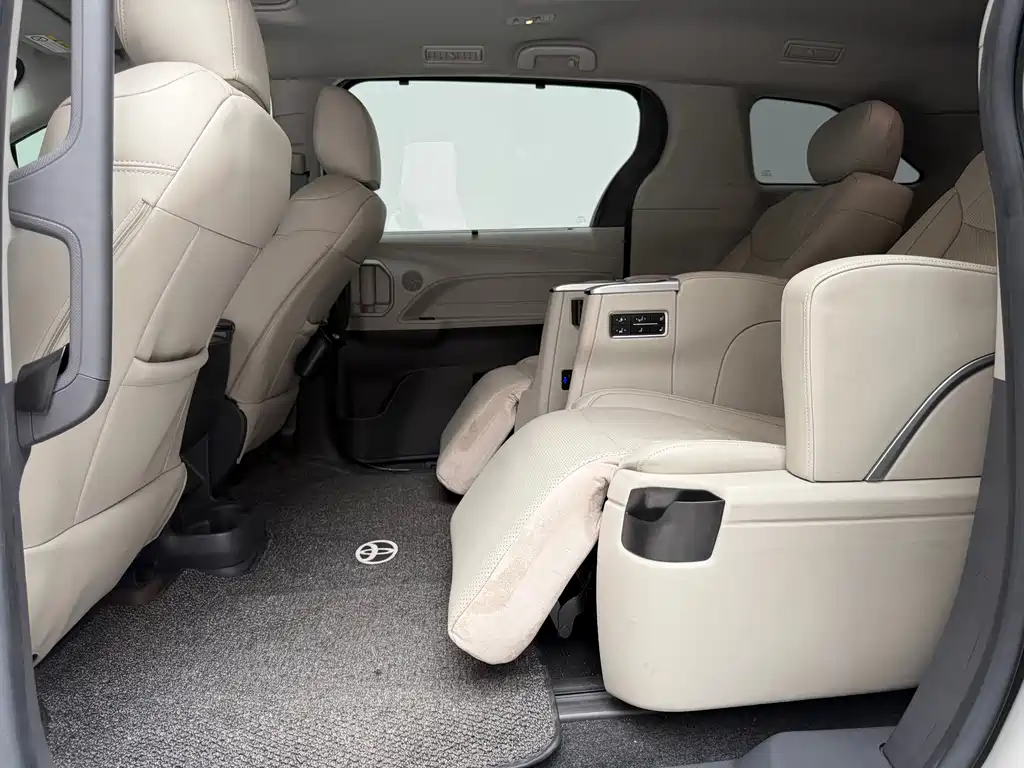 Toyota Sienna — миниатюра 5