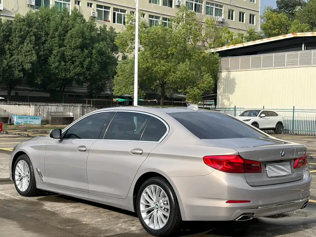 BMW 5 Series — миниатюра 6