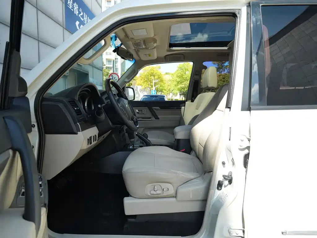 Mitsubishi Pajero (Import) — миниатюра 10