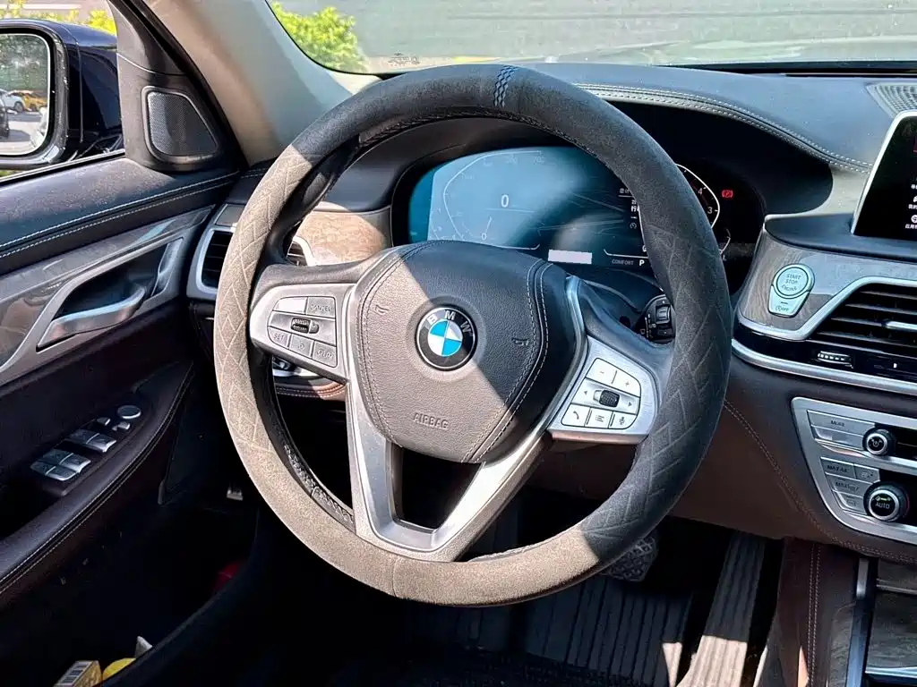 BMW 7 Series — миниатюра 4